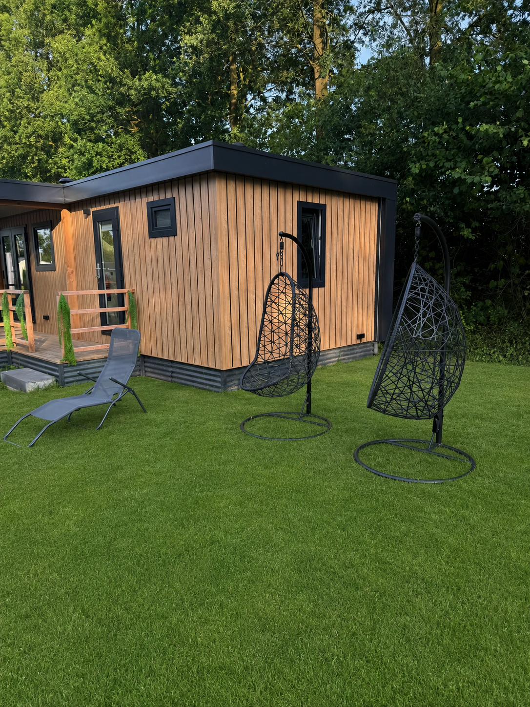 2 hangstoelen en een ligbed